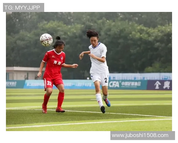 球星亲自挑战普通人踢足球场上风采尽显的精彩瞬间