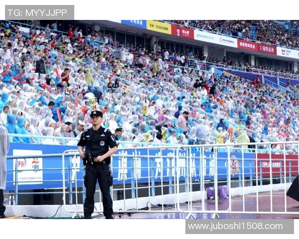 足球巨星赛场外狂热热舞引爆全场粉丝激情时刻